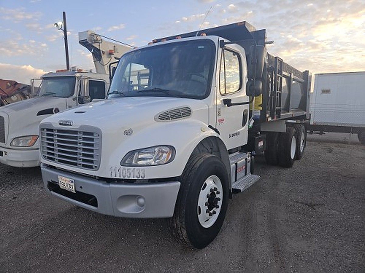 FREIGHTLNR M2 106 DUMP photo 4