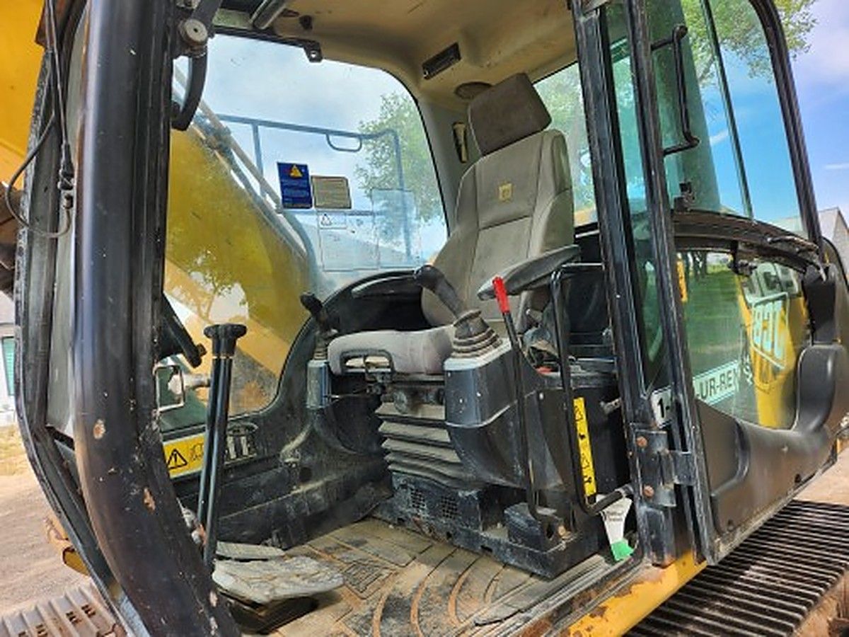 JCB JS145 LC photo 3