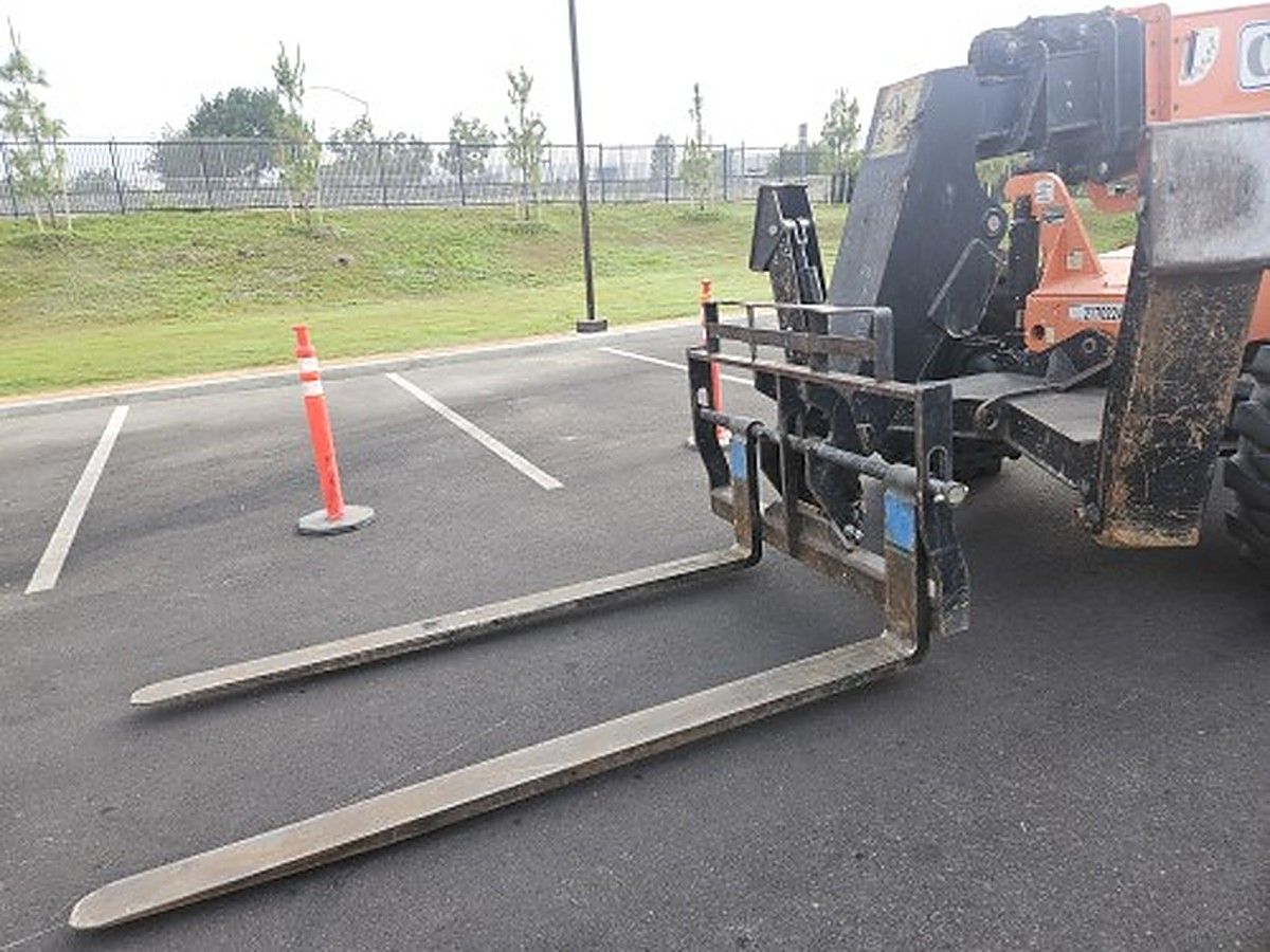 JLG 10054 photo 2