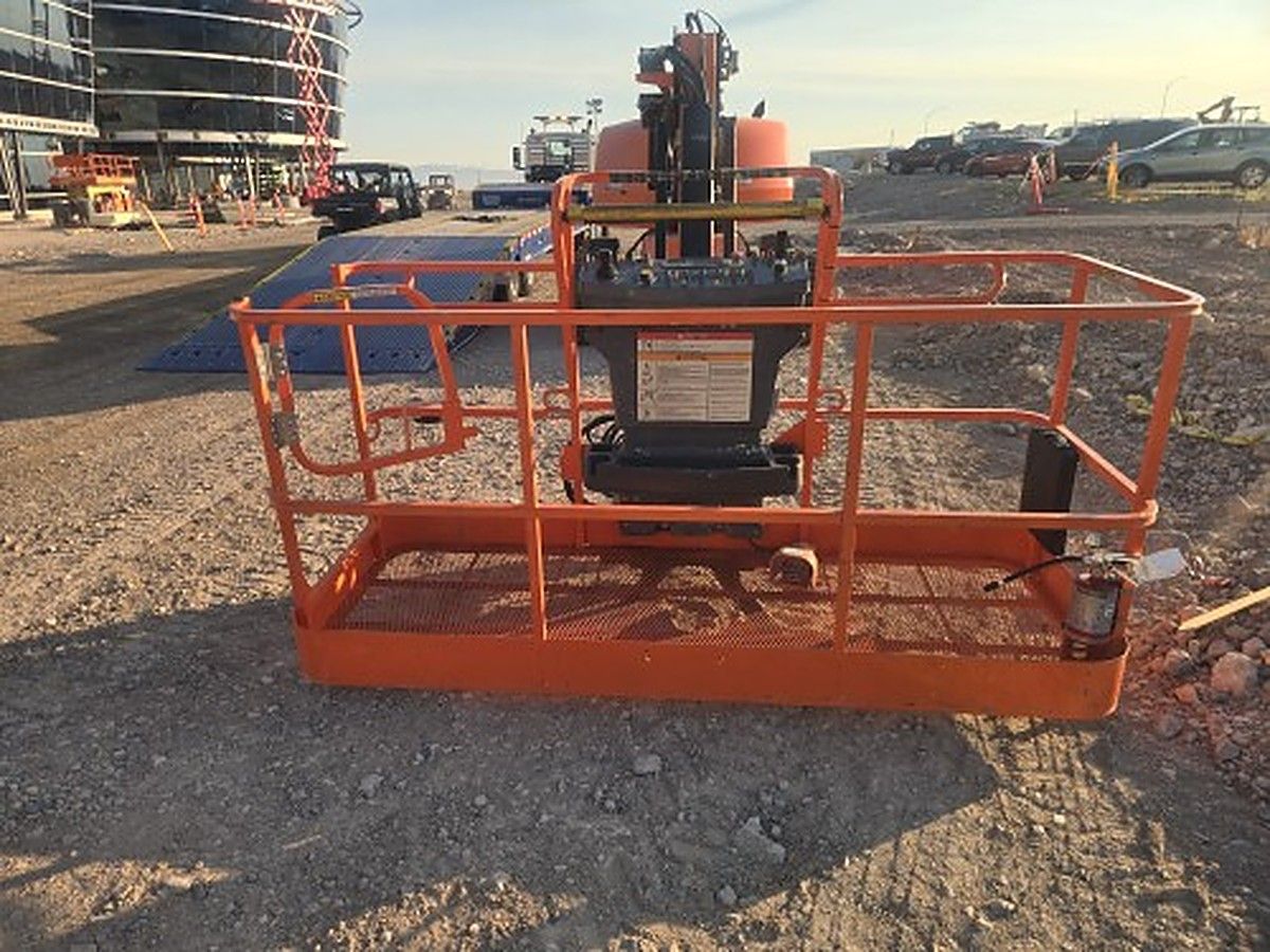 JLG 660SJ photo 2
