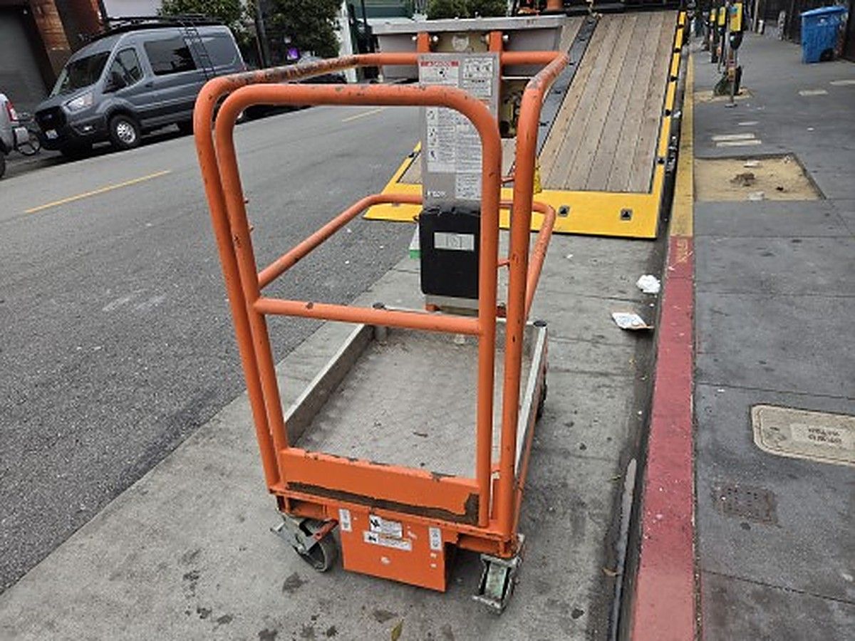 JLG 830P photo 2