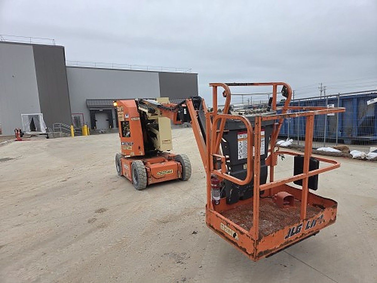 JLG E300AJP photo 2