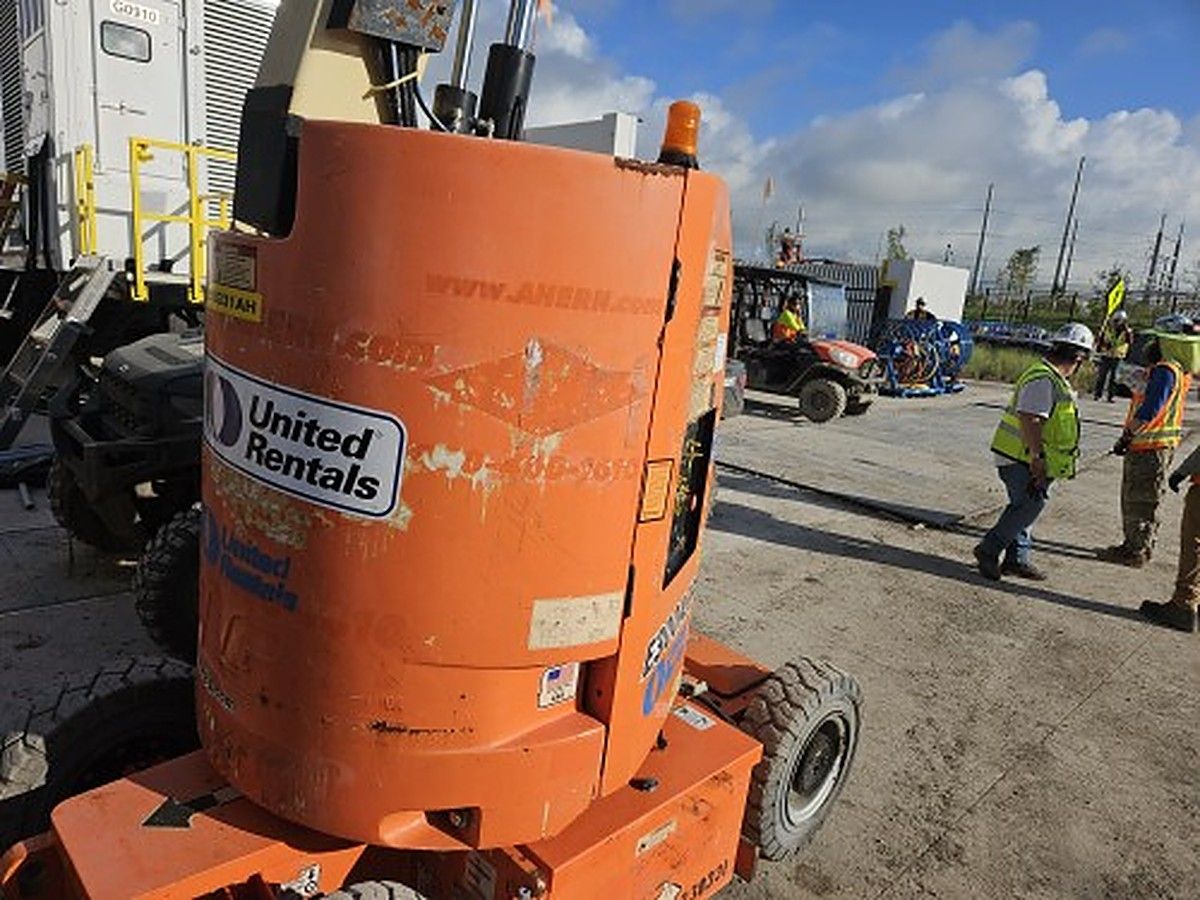 JLG E300AJP photo 2