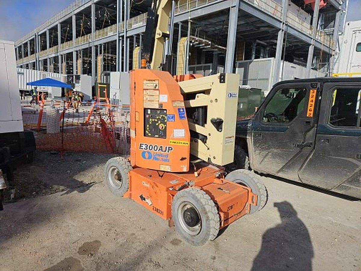 JLG E300AJP photo 5