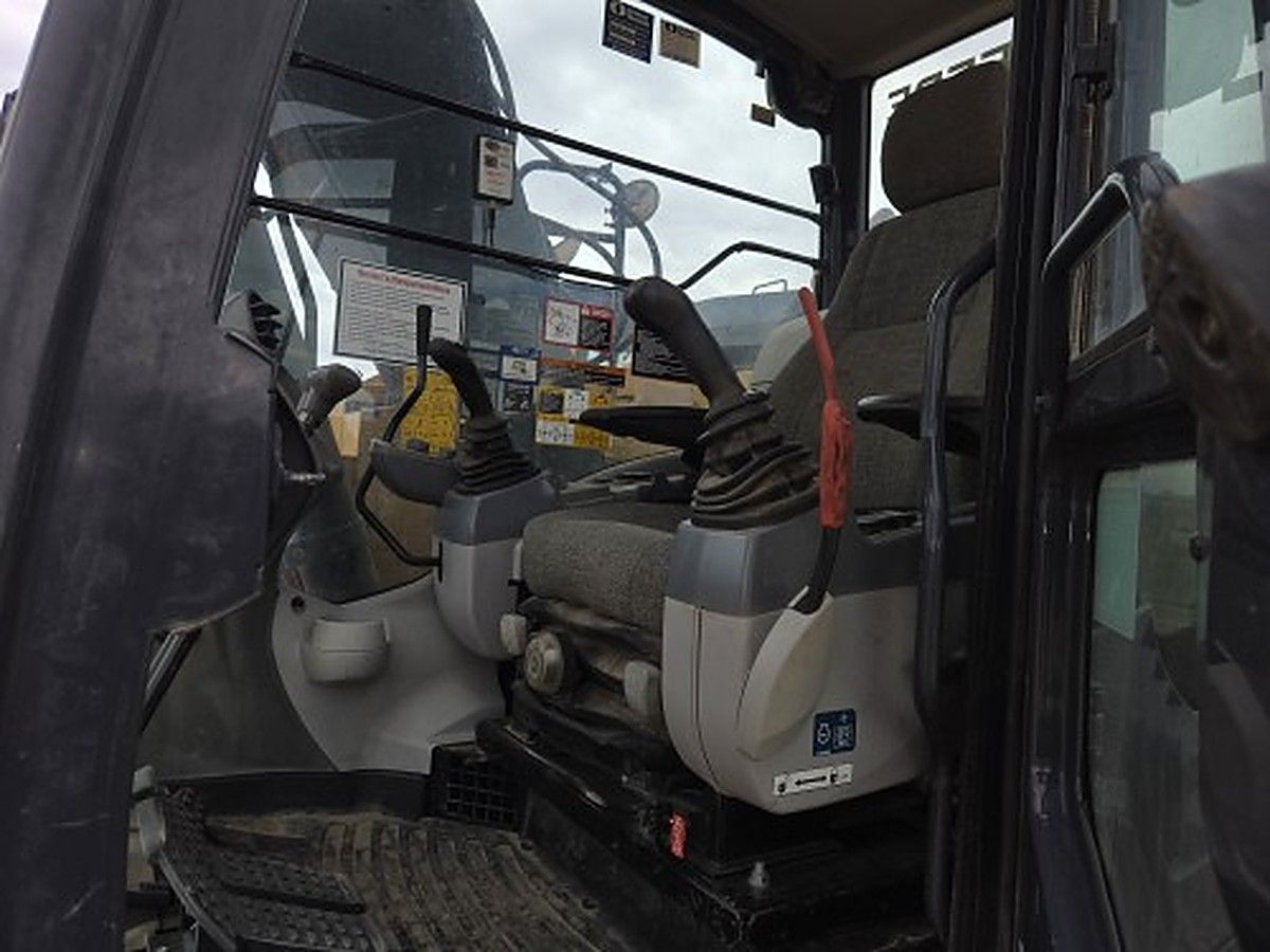 JOHN DEERE 135G photo 8