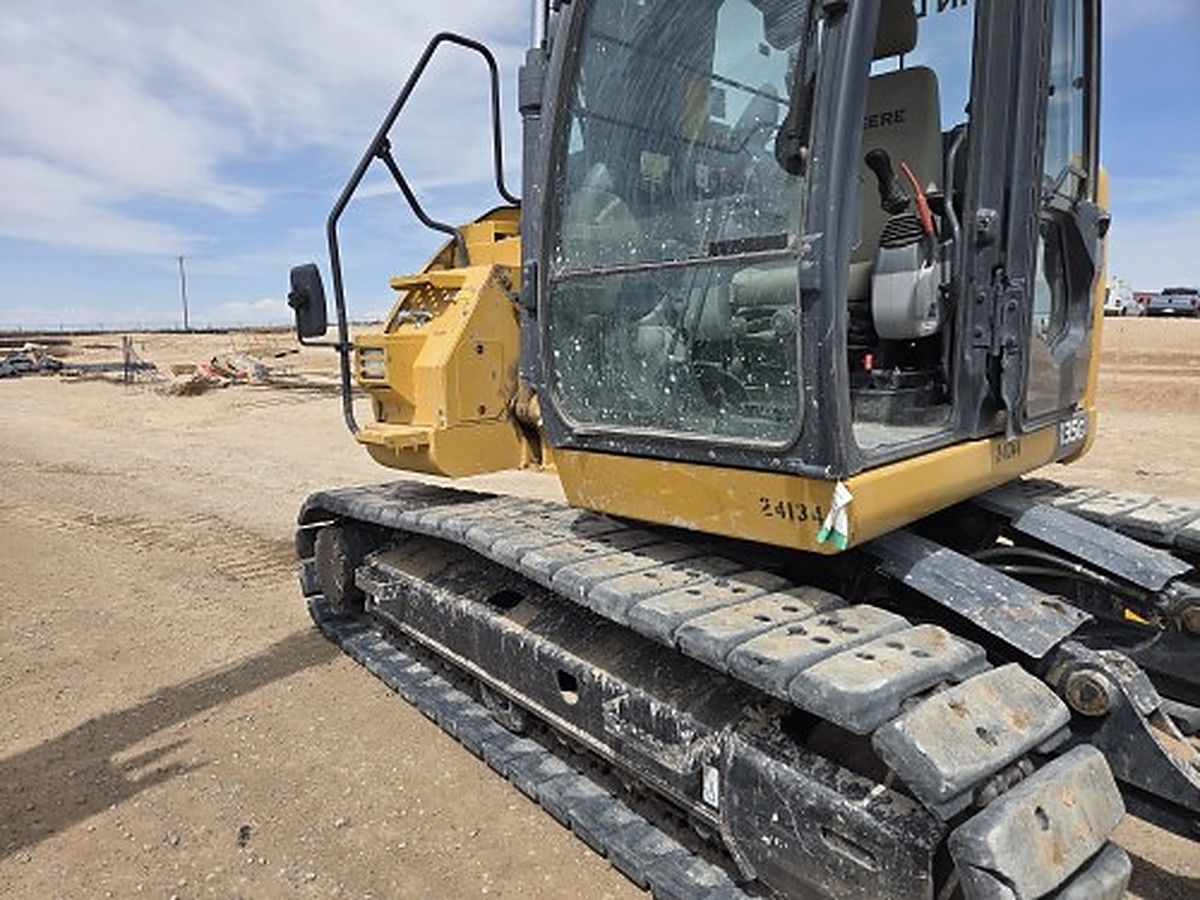 JOHN DEERE 135G photo 8