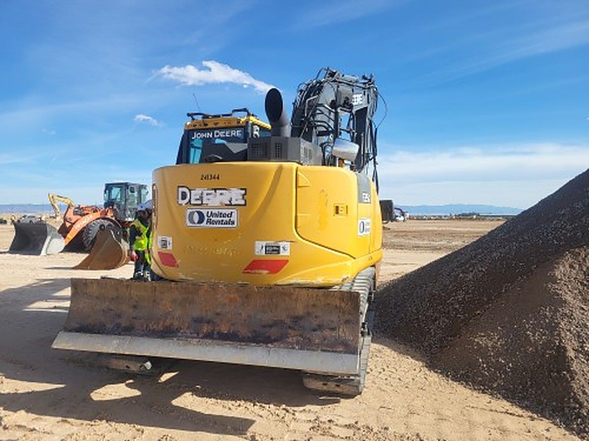 JOHN DEERE 135G photo 9