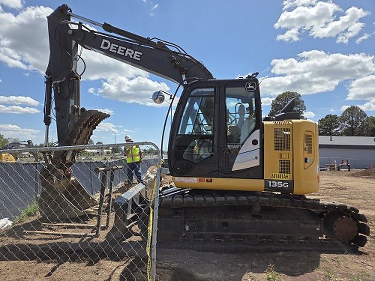 JOHN DEERE 135G photo 6