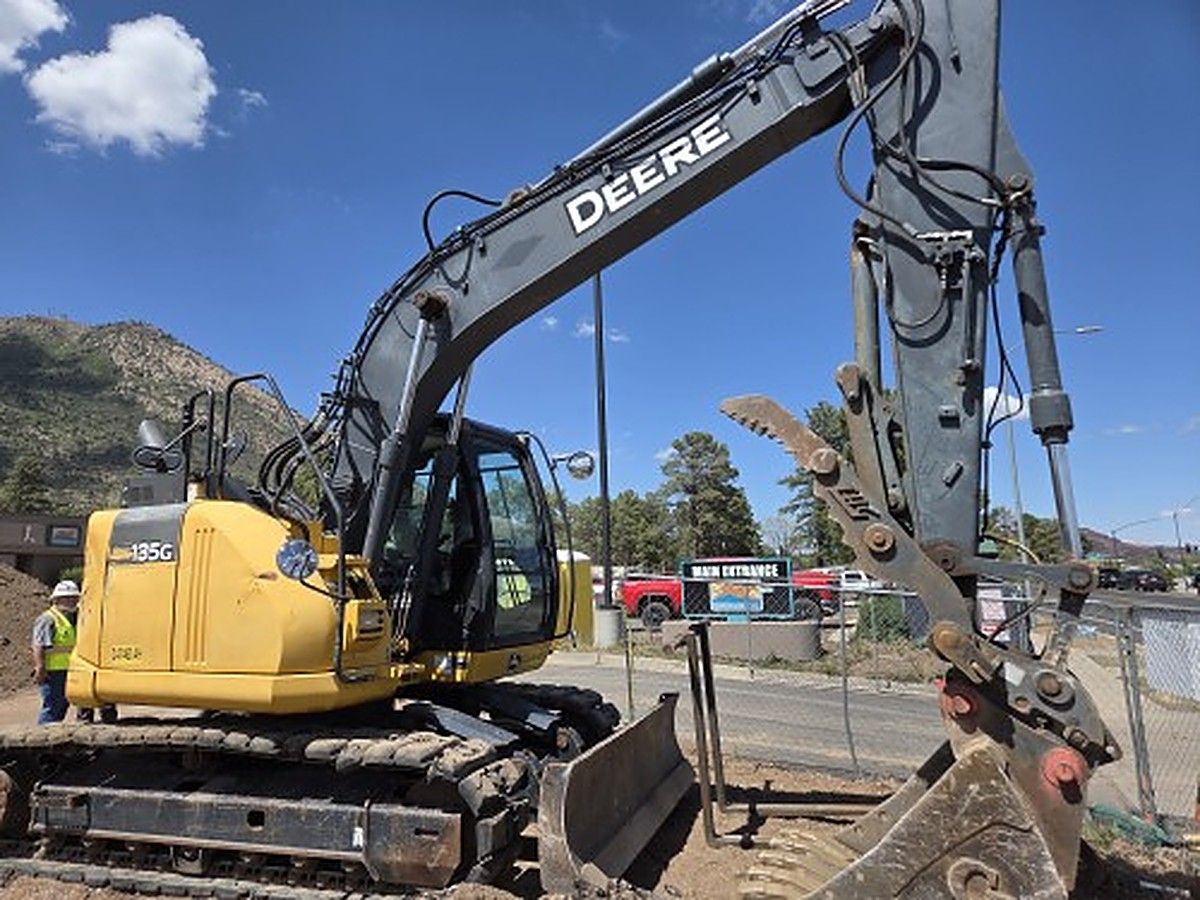 JOHN DEERE 135G photo 9