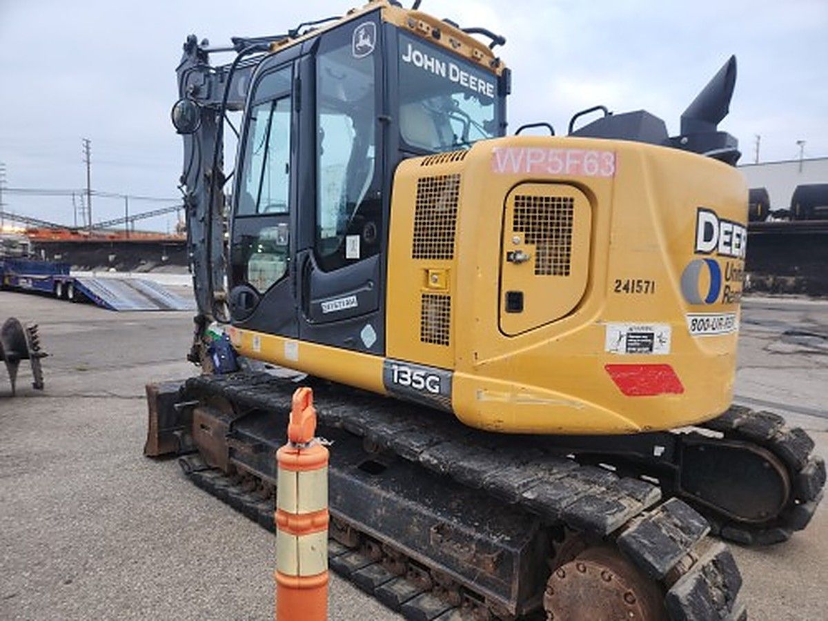 JOHN DEERE 135G photo 2