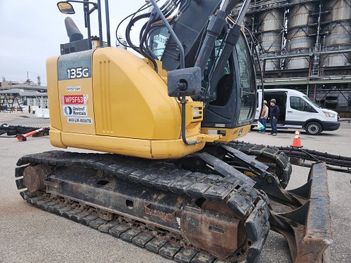 JOHN DEERE 135G photo 11