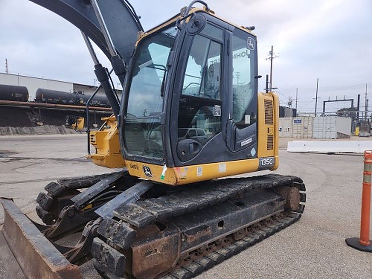 JOHN DEERE 135G photo 4