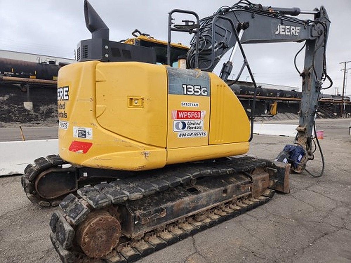 JOHN DEERE 135G photo 8