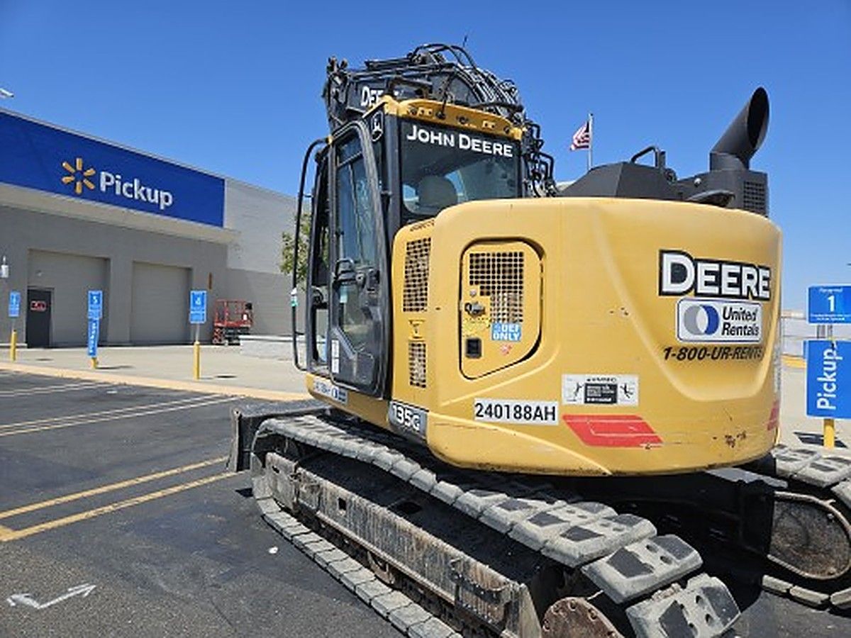 JOHN DEERE 135G photo 8