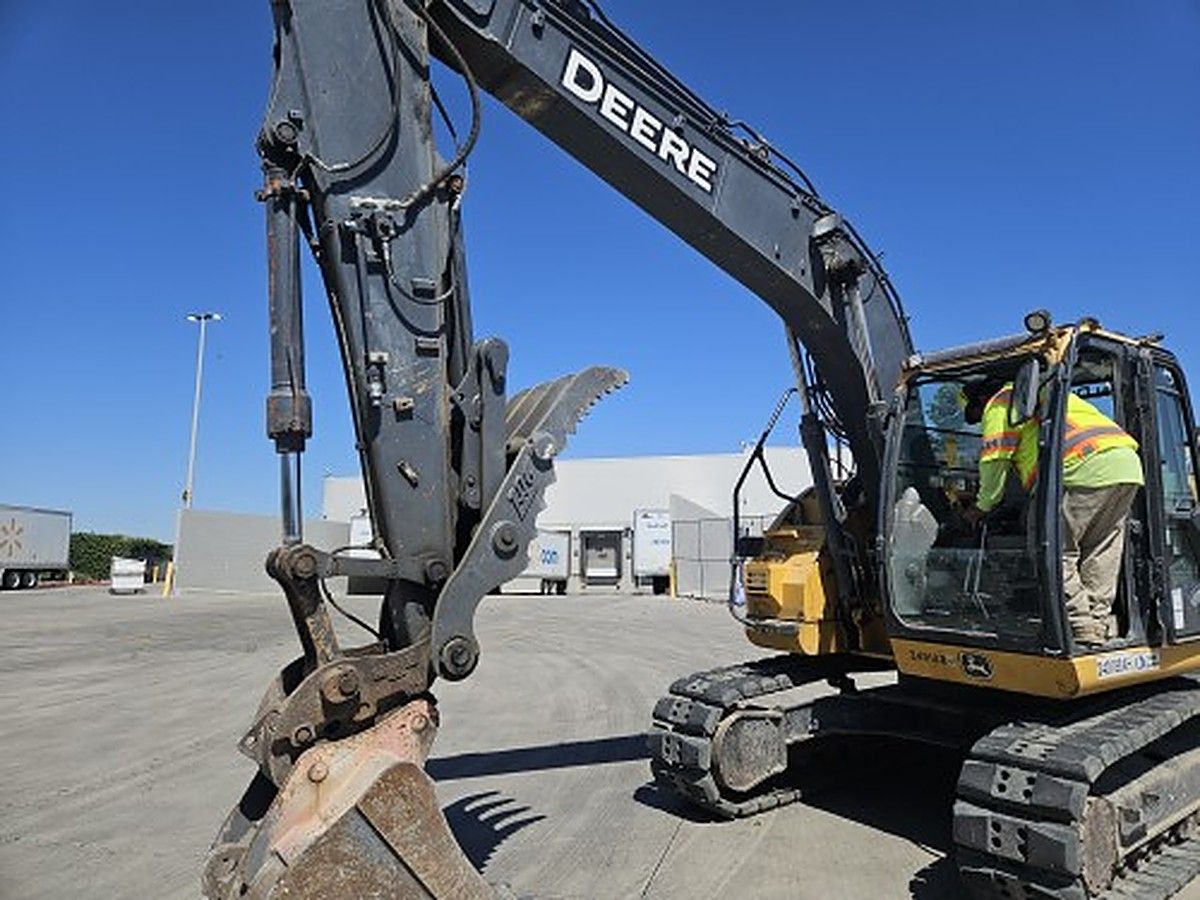 JOHN DEERE 135G photo 10