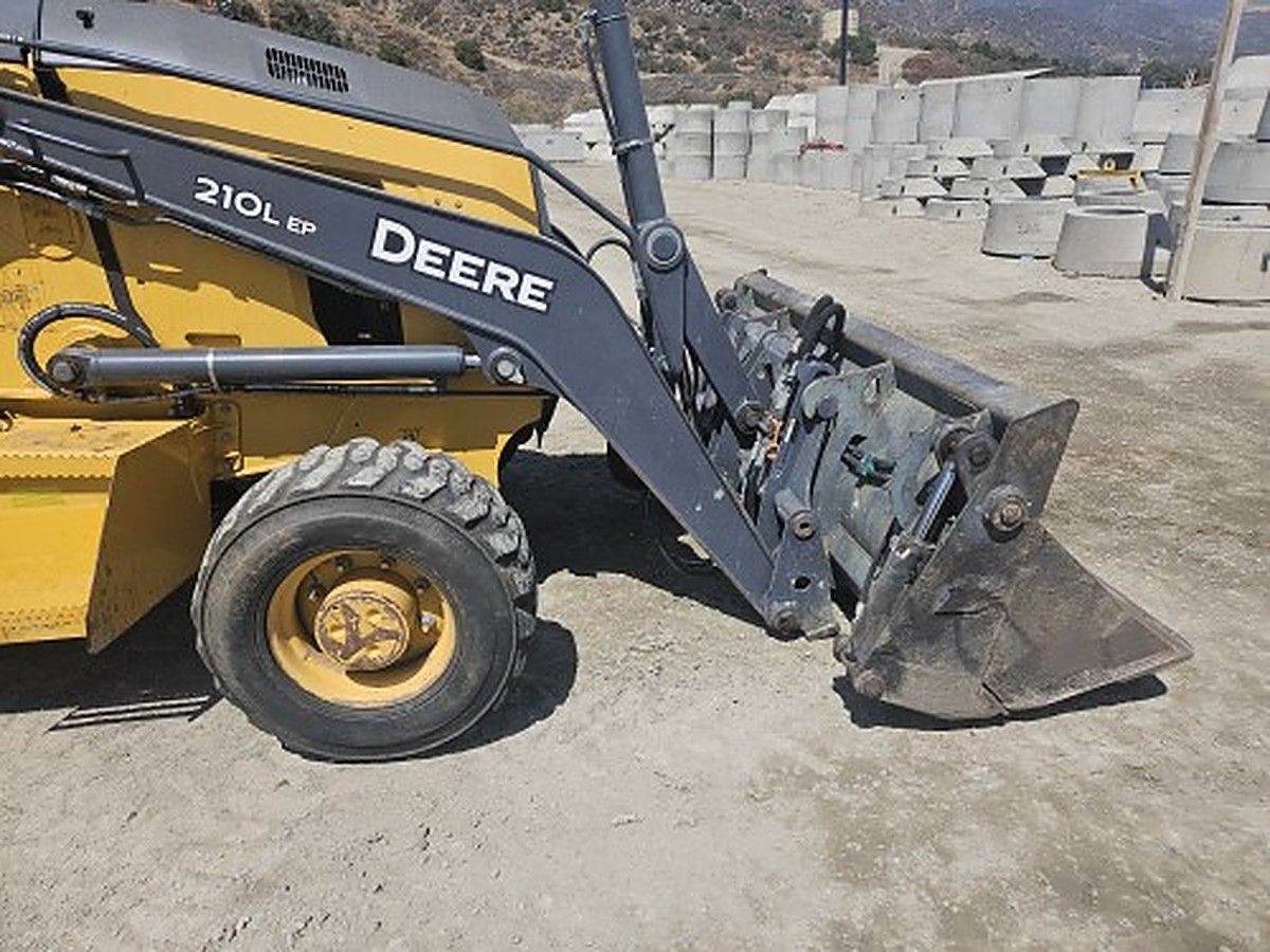 JOHN DEERE 210L EP photo 6