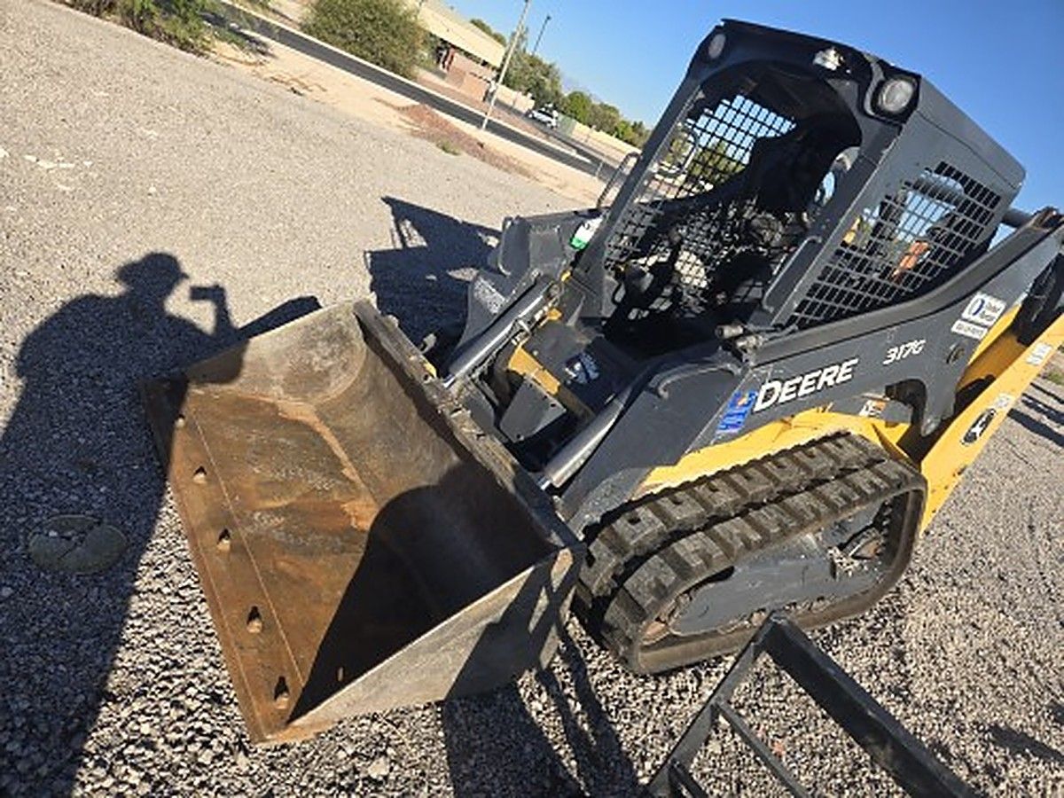 JOHN DEERE 317G photo 2