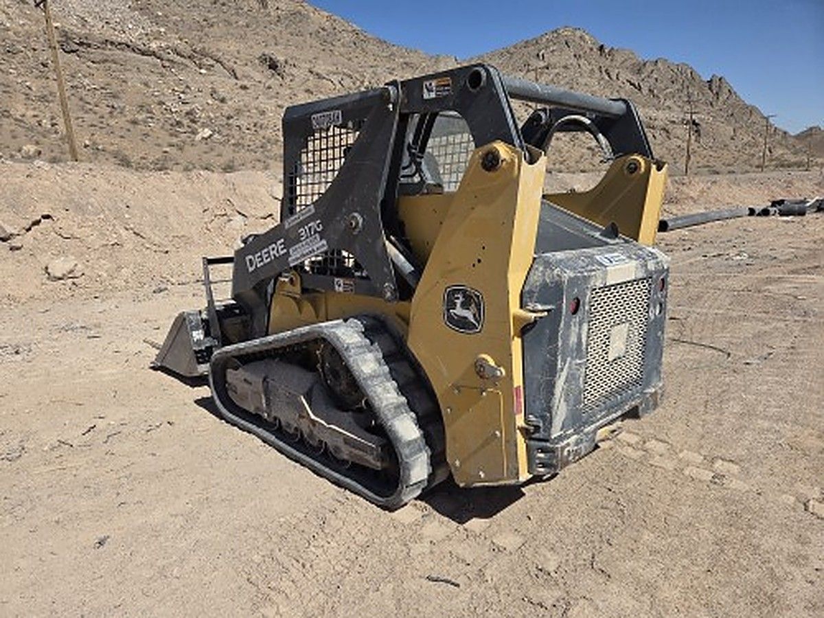JOHN DEERE 317G photo 2