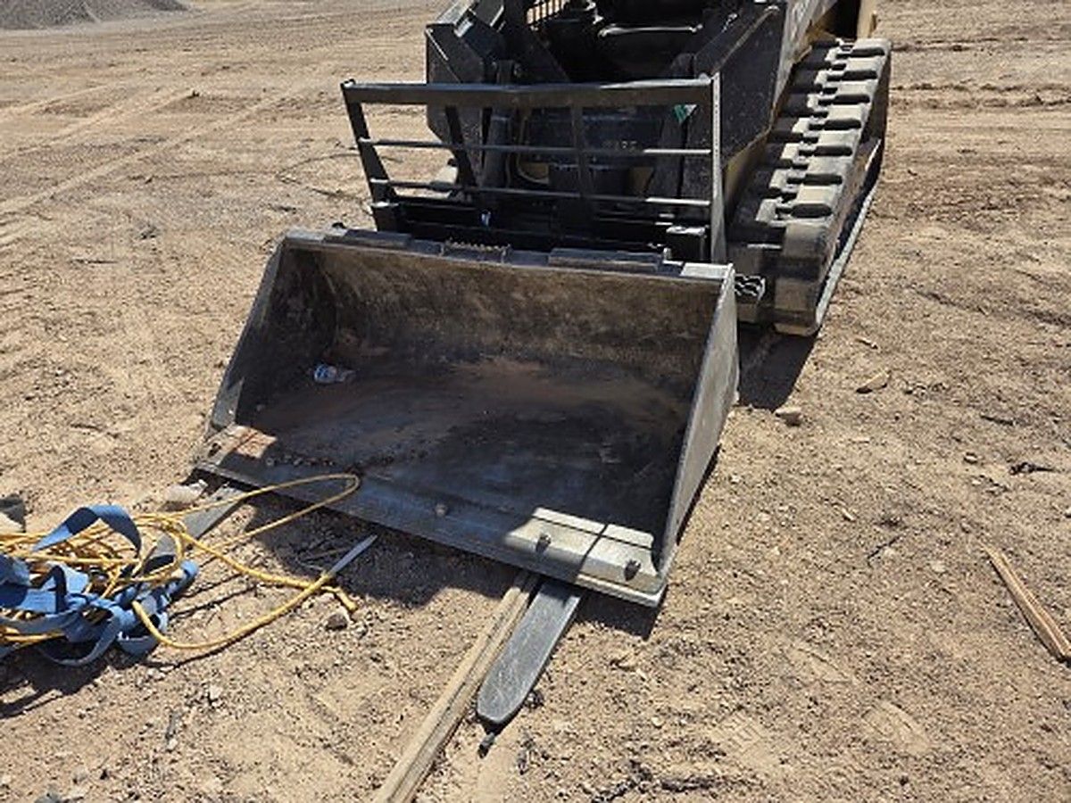 JOHN DEERE 317G photo 3