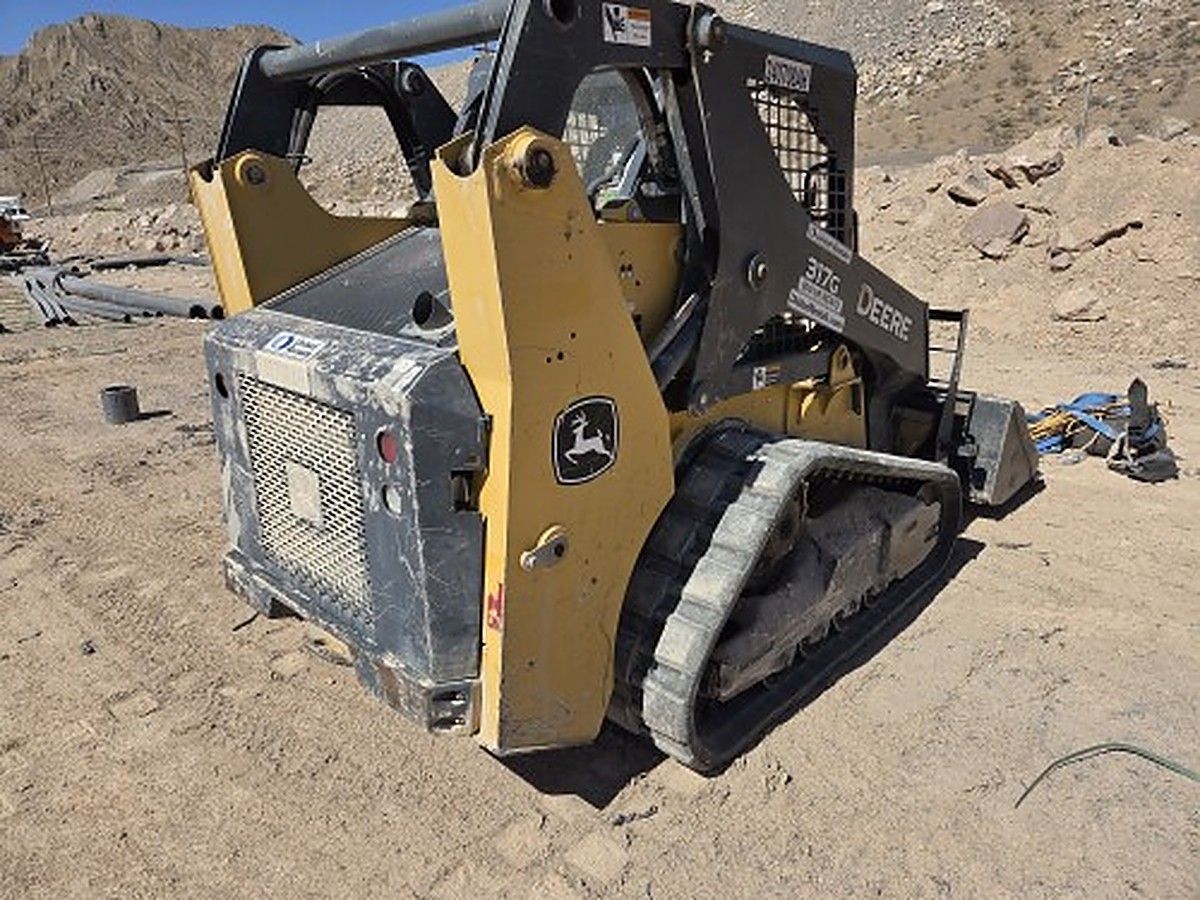JOHN DEERE 317G photo 4