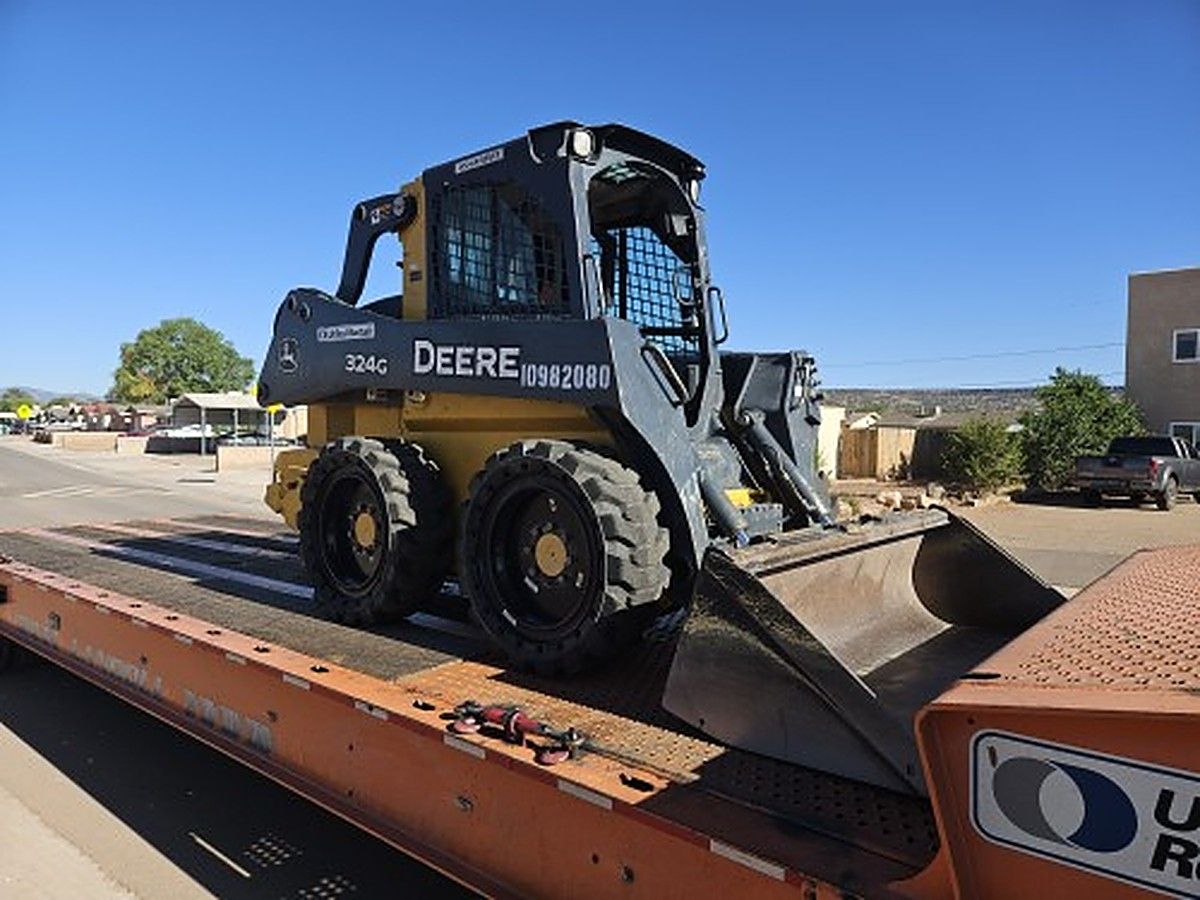 JOHN DEERE 324G photo 8