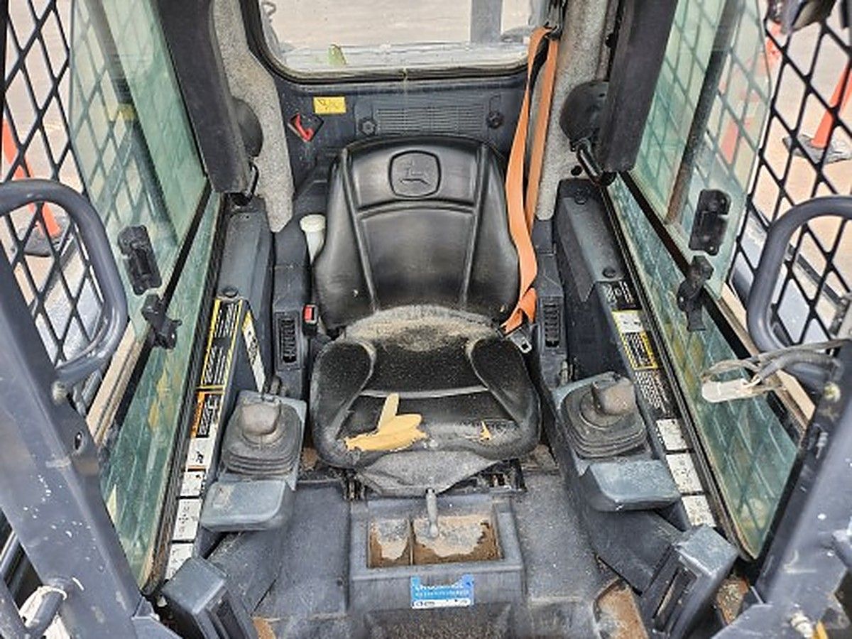 JOHN DEERE 324G photo 9