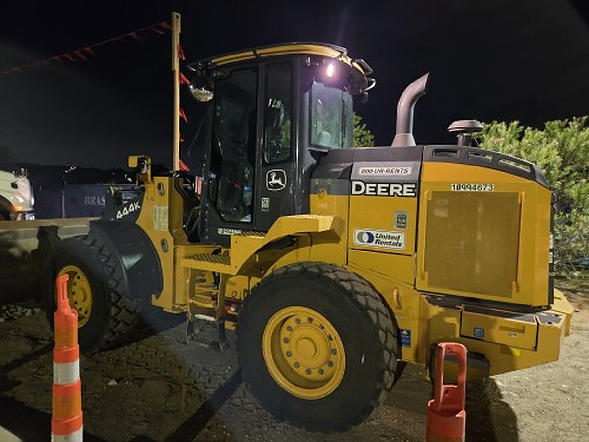 JOHN DEERE 444K photo 9