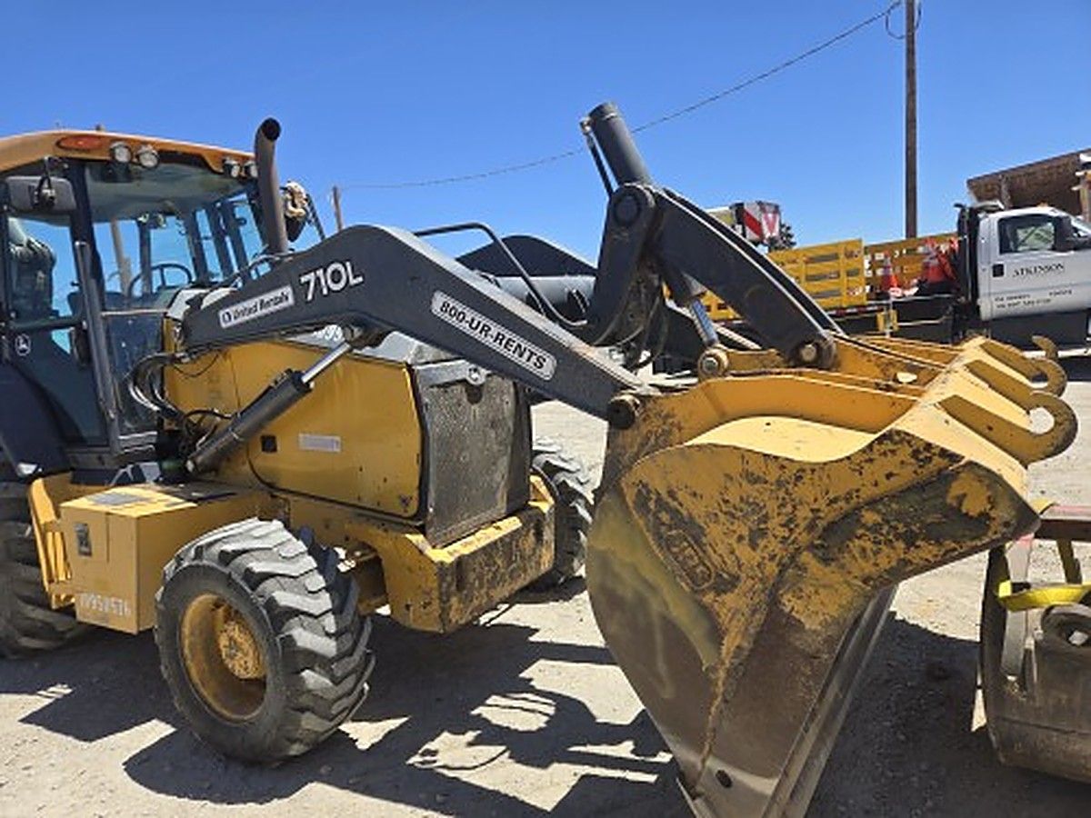 JOHN DEERE 710L photo 3