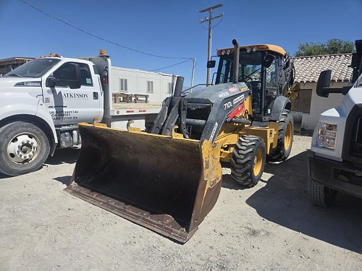 JOHN DEERE 710L photo 7