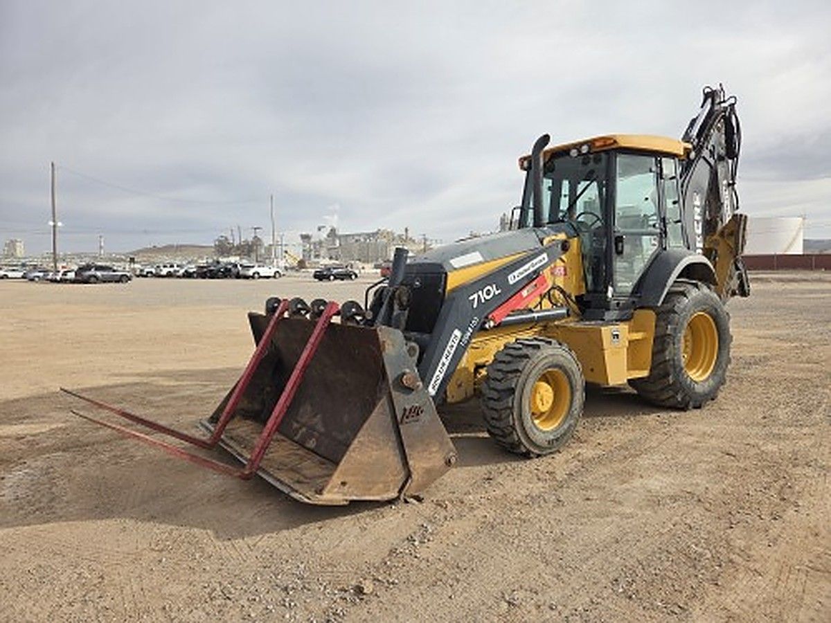 JOHN DEERE 710L photo 2