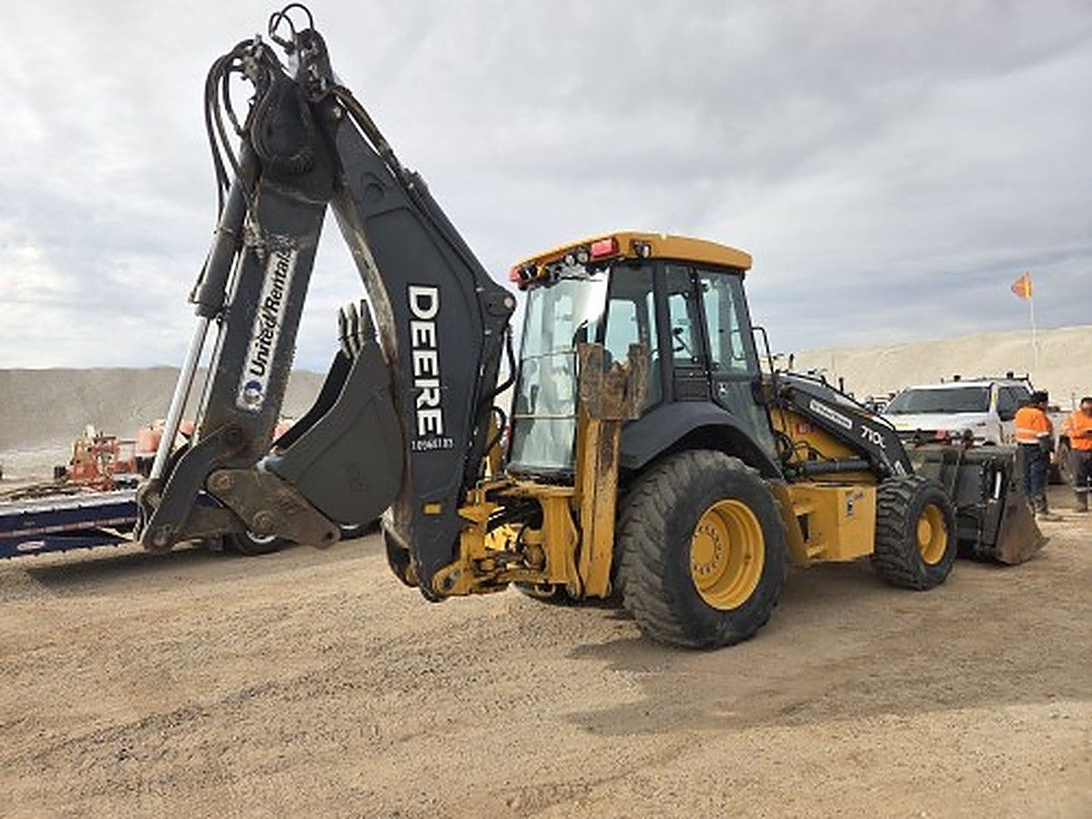 JOHN DEERE 710L photo 3