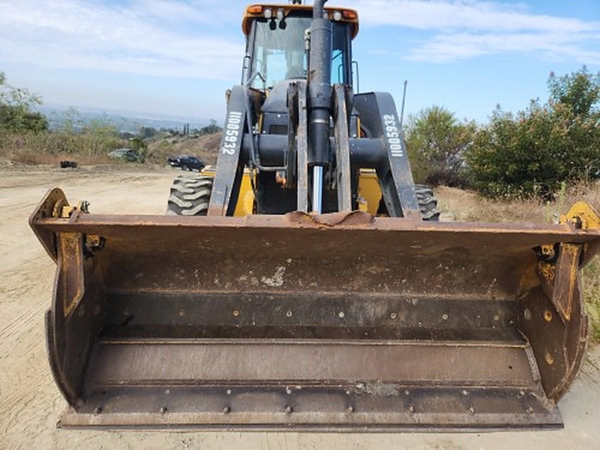 JOHN DEERE 710L photo 2
