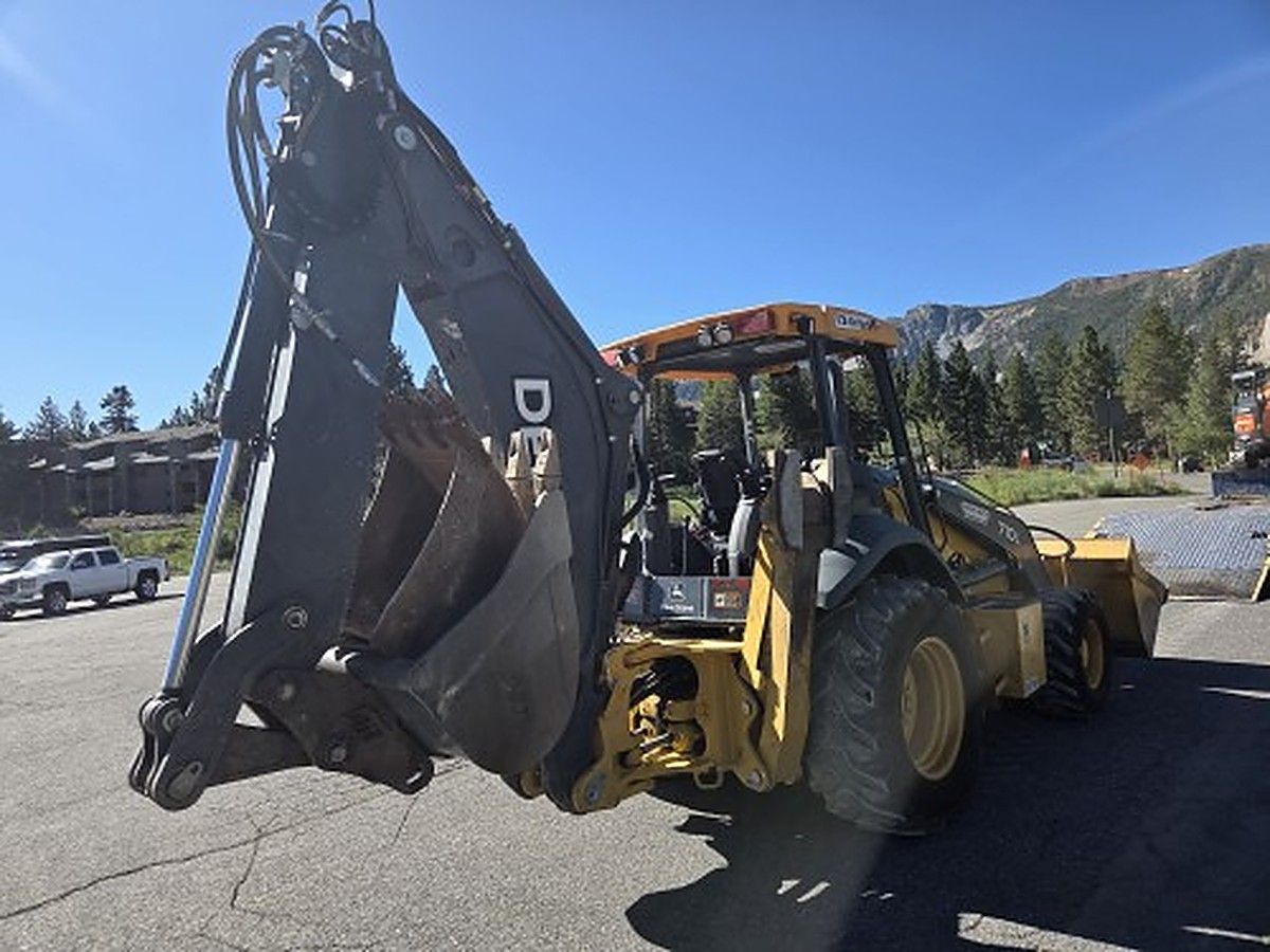 JOHN DEERE 710L photo 2