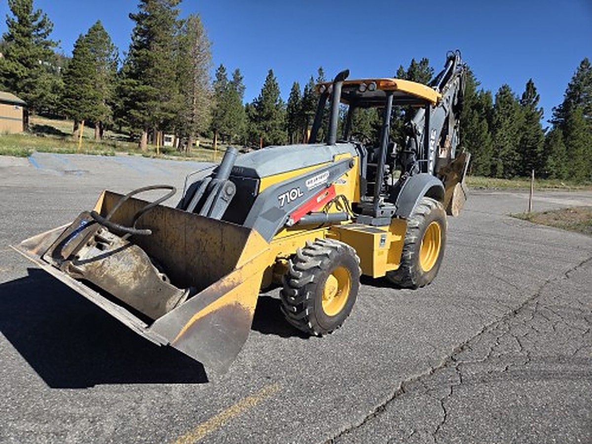 JOHN DEERE 710L photo 3
