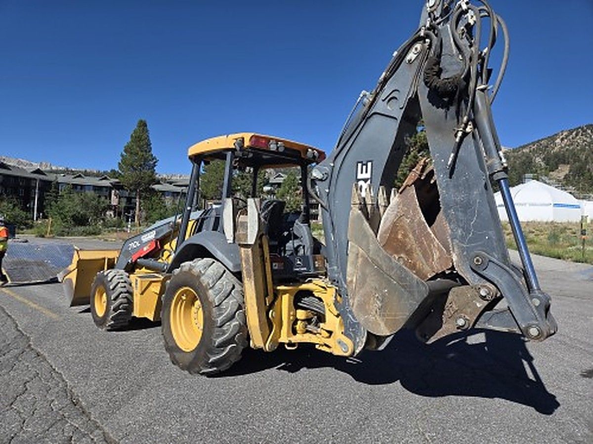 JOHN DEERE 710L photo 4