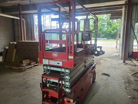 2019 MEC 2632SE Scissor Lift 24-26' Electric 30-36" Wide