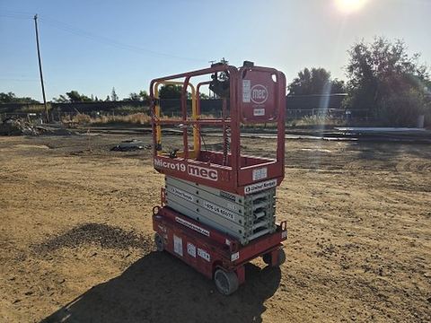2019 MEC MICRO 19 Scissor Lift 18-19' Electric 60" Length