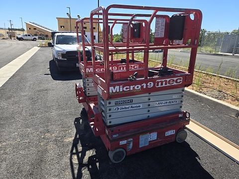 2019 MEC MICRO 19 Scissor Lift 18-19' Electric 60" Length