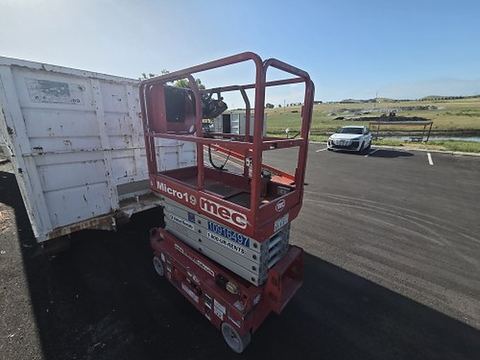 2019 MEC MICRO 19 Scissor Lift 18-19' Electric 60" Length