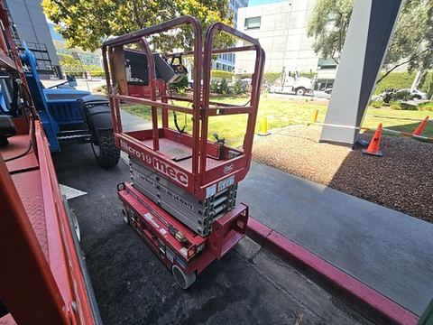 2019 MEC MICRO 19 Scissor Lift 18-19' Electric 60" Length