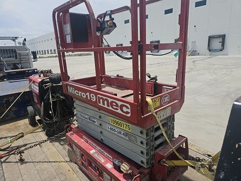 2019 MEC MICRO 19 Scissor Lift 18-19' Electric 60" Length