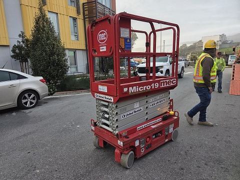 2019 MEC MICRO 19 Scissor Lift 18-19' Electric 60" Length