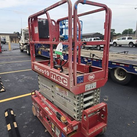 2019 MEC MICRO 19 Scissor Lift 18-19' Electric 60" Length