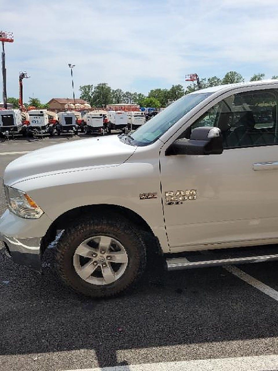 RAM 1500CREWSLTG4WD photo 2