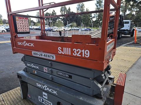 2019 SKYJACK SJIII3219 Scissor Lift 19' Electric