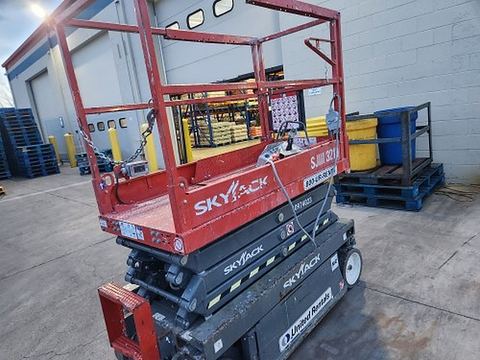 2019 SKYJACK SJIII3219 Scissor Lift 19' Electric