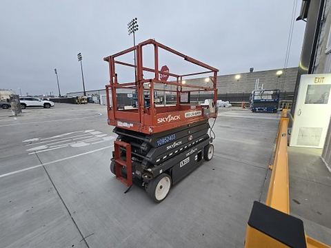 2019 SKYJACK SJIII4626 Scissor Lift 24-26' Electric 46-68" Wide