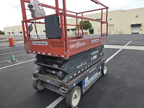 2019 SKYJACK SJIII4626 Scissor Lift 24-26' Electric 46-68" Wide