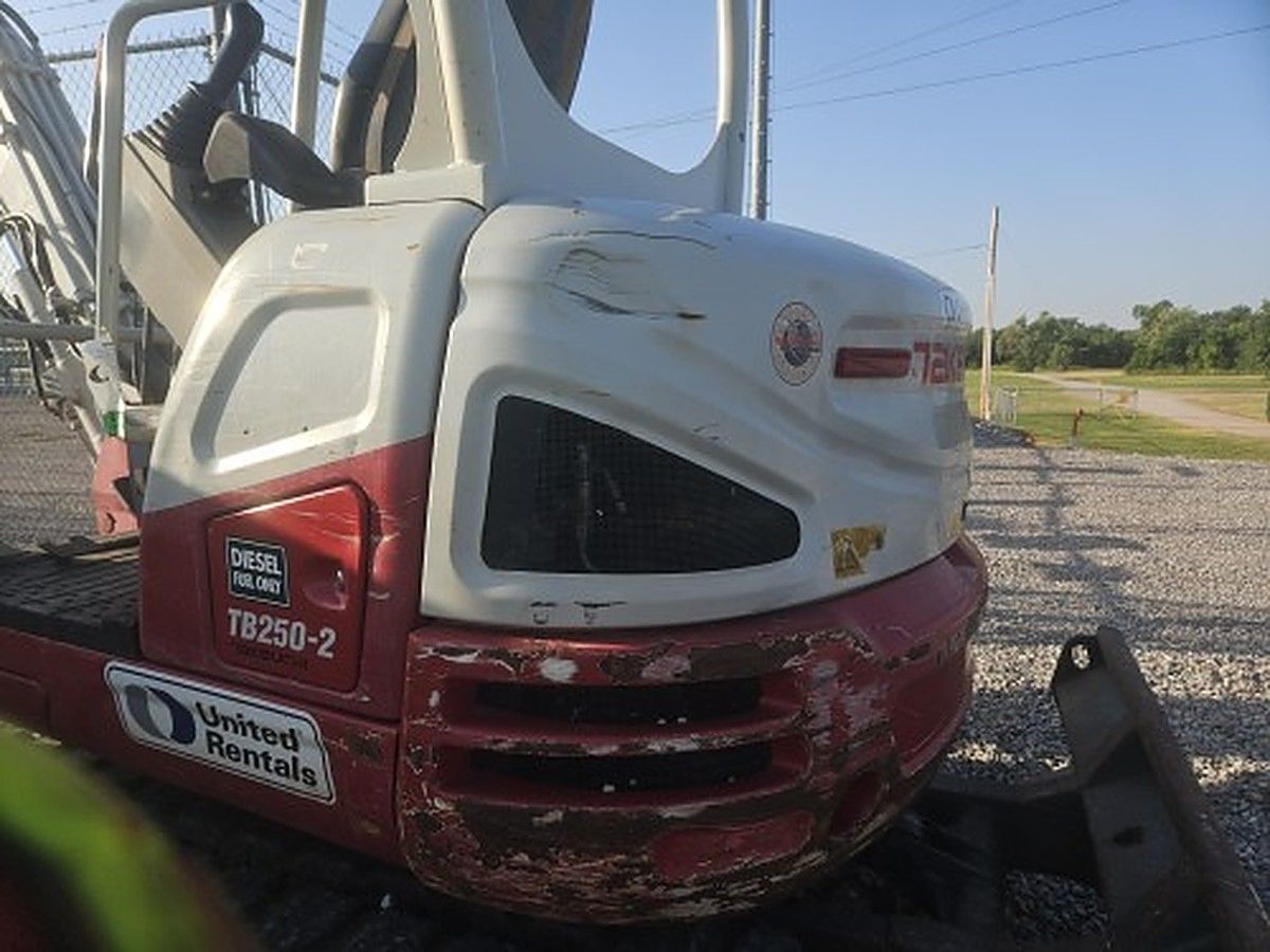 TAKEUCHI TB250-2 photo 4