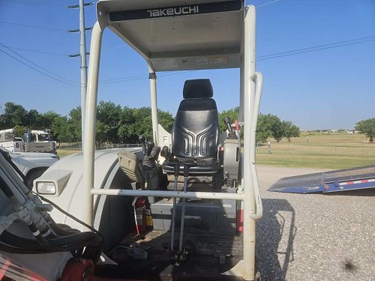 TAKEUCHI TB250-2 photo 9